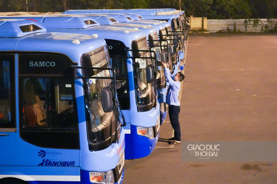 Cận cảnh "tắm" khử khuẩn cho xe buýt ảnh 15