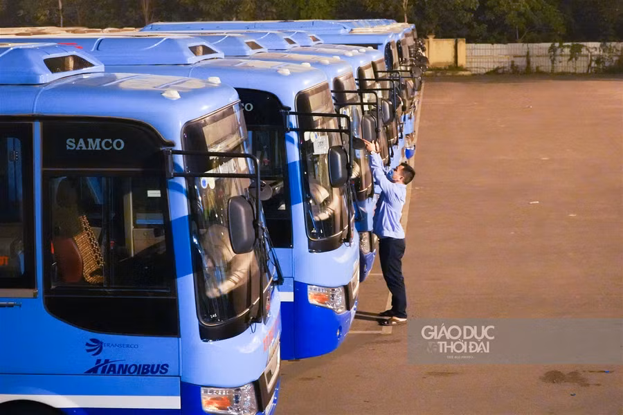 Cận cảnh "tắm" khử khuẩn cho xe buýt ảnh 15