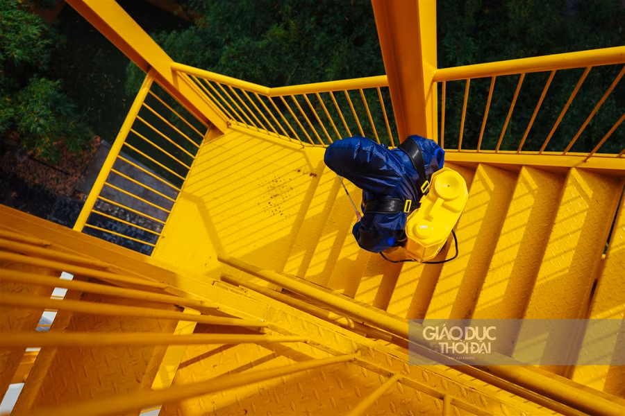 Phun khử khuẩn lớp học, xe buýt trường học chuẩn bị đón trò quay lại trường ảnh 6