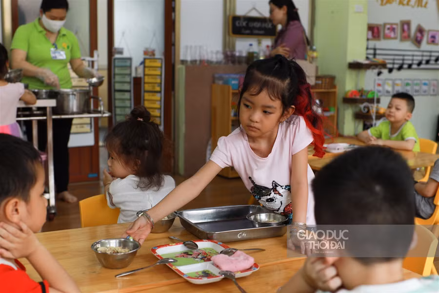 Bữa ăn bán trú tươi, sạch của trẻ mầm non Hà thành sau thời gian nghỉ dài vì dịch