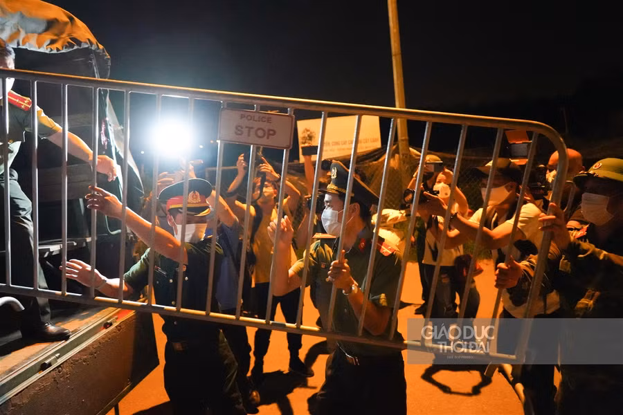 Người dân vui mừng khi dỡ bỏ cách ly thôn Hạ Lôi ảnh 5