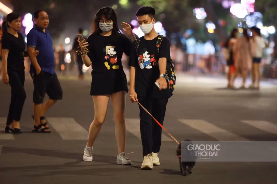 Phố đi bộ Hồ Hoàn Kiếm mở cửa trở lại, nhiều người "quên" khẩu trang ảnh 8