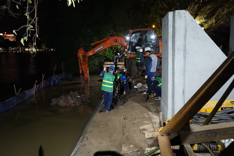 Cận cảnh bờ kè hồ Hoàn Kiếm được thay thế bằng "bê tông trường tồn" ảnh 13