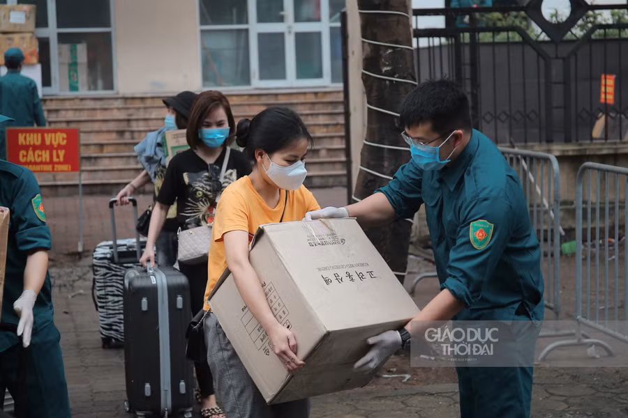 Hà Nội: Đoàn xe buýt đưa hàng trăm người hoàn thành cách ly trở về địa phương ảnh 9