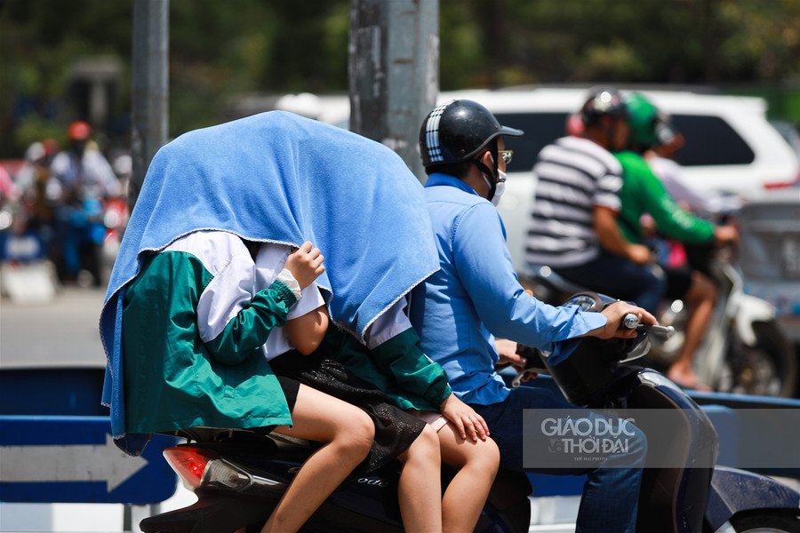 Muôn kiểu chống nắng khi Hà Nội 40 độ C ảnh 8