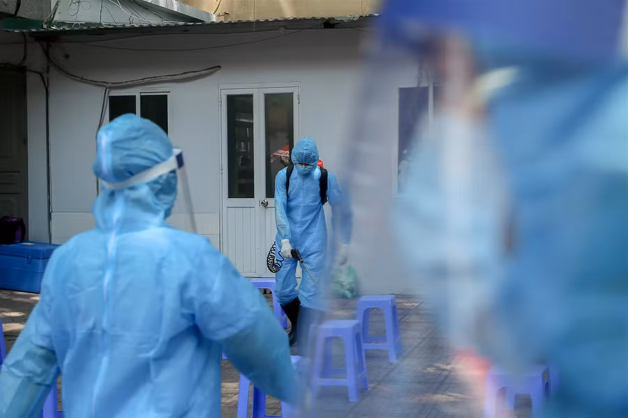 Hà Nội: Tiến hành test nhanh Covid-19 cho những người trở về từ Đà Nẵng ảnh 6