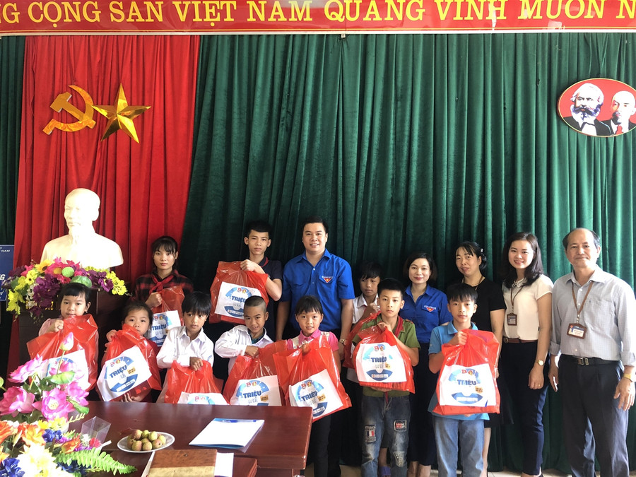 Trao tặng 2.000 đầu sách cho thư viện trường ảnh 4 Trao tặng 2.000 đầu sách cho thư viện trường ảnh 4