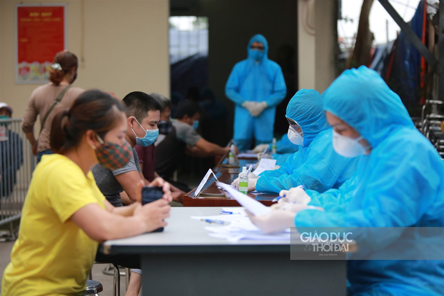Hàng trăm tiểu thương chợ Minh Khai xếp hàng "giãn cách" chờ test nhanh Covid-19 ảnh 9 Hàng trăm tiểu thương chợ Minh Khai xếp hàng "giãn cách" chờ test nhanh Covid-19 ảnh 9