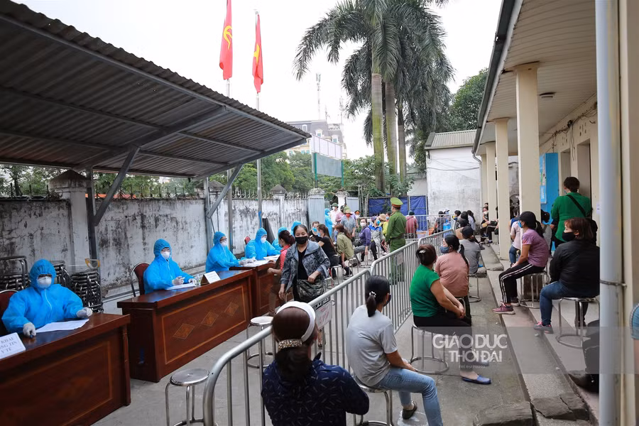 Hàng trăm tiểu thương chợ Minh Khai xếp hàng "giãn cách" chờ test nhanh Covid-19 ảnh 3