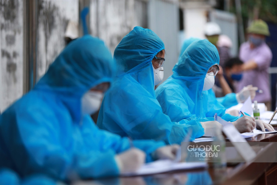 Hàng trăm tiểu thương chợ Minh Khai xếp hàng "giãn cách" chờ test nhanh Covid-19 ảnh 6 Hàng trăm tiểu thương chợ Minh Khai xếp hàng "giãn cách" chờ test nhanh Covid-19 ảnh 6