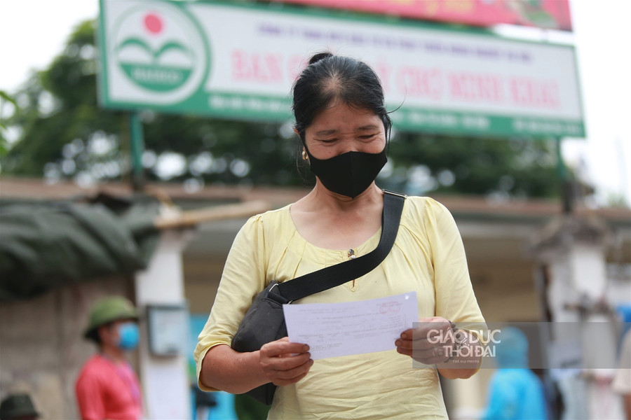 Hàng trăm tiểu thương chợ Minh Khai xếp hàng "giãn cách" chờ test nhanh Covid-19 ảnh 10 Hàng trăm tiểu thương chợ Minh Khai xếp hàng "giãn cách" chờ test nhanh Covid-19 ảnh 10