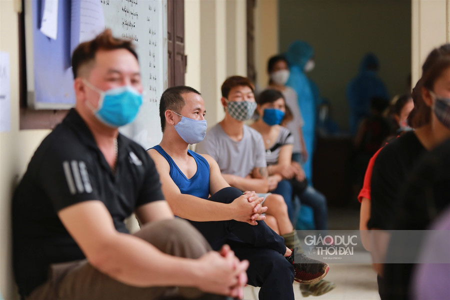 Hàng trăm tiểu thương chợ Minh Khai xếp hàng "giãn cách" chờ test nhanh Covid-19 ảnh 8 Hàng trăm tiểu thương chợ Minh Khai xếp hàng "giãn cách" chờ test nhanh Covid-19 ảnh 8