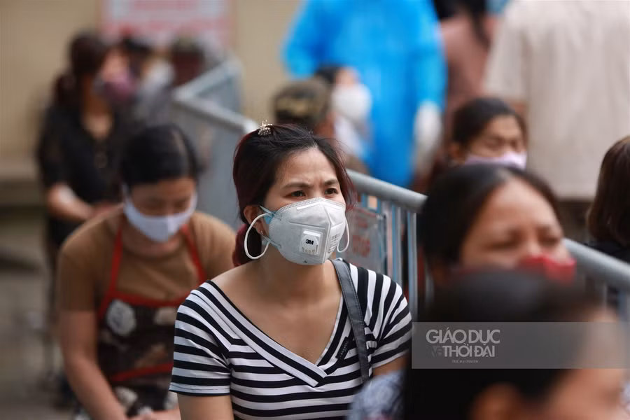 Hàng trăm tiểu thương chợ Minh Khai xếp hàng "giãn cách" chờ test nhanh Covid-19 ảnh 4