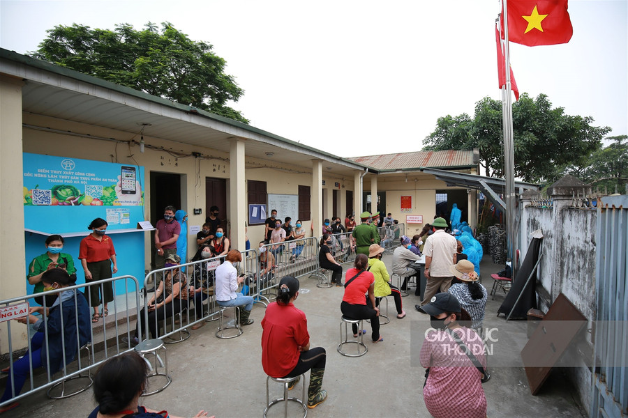 Hàng trăm tiểu thương chợ Minh Khai xếp hàng "giãn cách" chờ test nhanh Covid-19 ảnh 1 Hàng trăm tiểu thương chợ Minh Khai xếp hàng "giãn cách" chờ test nhanh Covid-19 ảnh 1