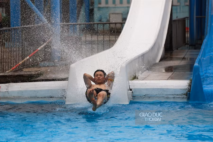 Giới trẻ đổ xô ra công viên nước "giải nhiệt" ngày nắng nóng ảnh 4