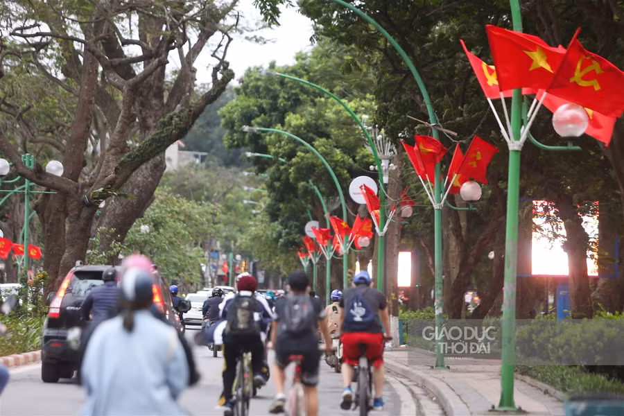 Hà Nội rực rỡ cờ chào mừng các ngày lễ lớn của đất nước ảnh 2
