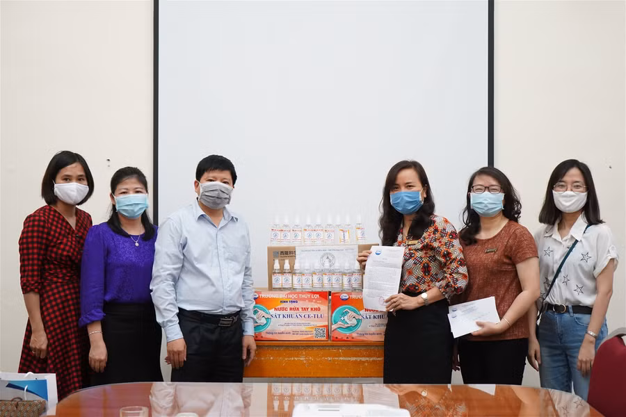 Học sinh Hà Nội háo hức trở lại trường học sau 3 tháng nghỉ phòng, chống Covid-19 ảnh 13