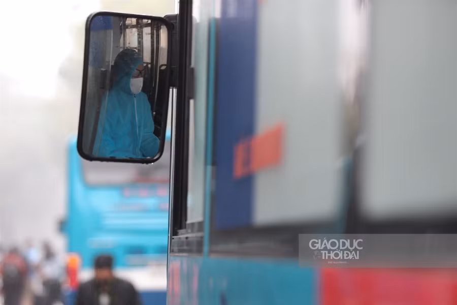 Hà Nội: Đoàn xe buýt đưa hàng trăm người hoàn thành cách ly trở về địa phương ảnh 12
