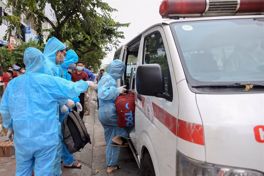 Hà Nội: Test nhanh toàn bộ nhân viên cửa hàng Pizza có người nghi mắc Covid-19