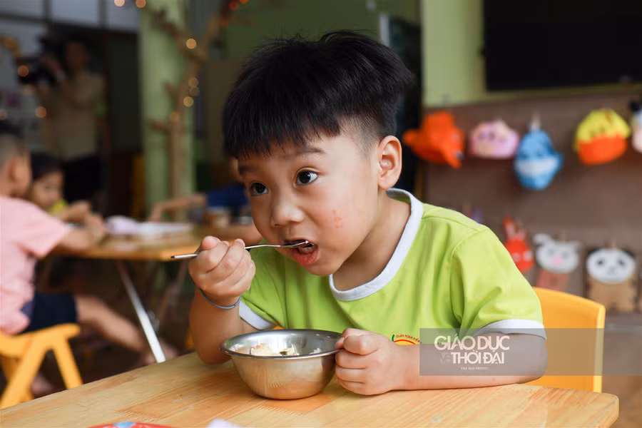 Bữa ăn bán trú tươi, sạch của trẻ mầm non Hà thành sau thời gian nghỉ dài vì dịch ảnh 18