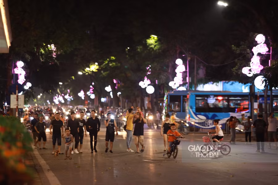 Phố đi bộ Hồ Hoàn Kiếm mở cửa trở lại, nhiều người "quên" khẩu trang ảnh 10