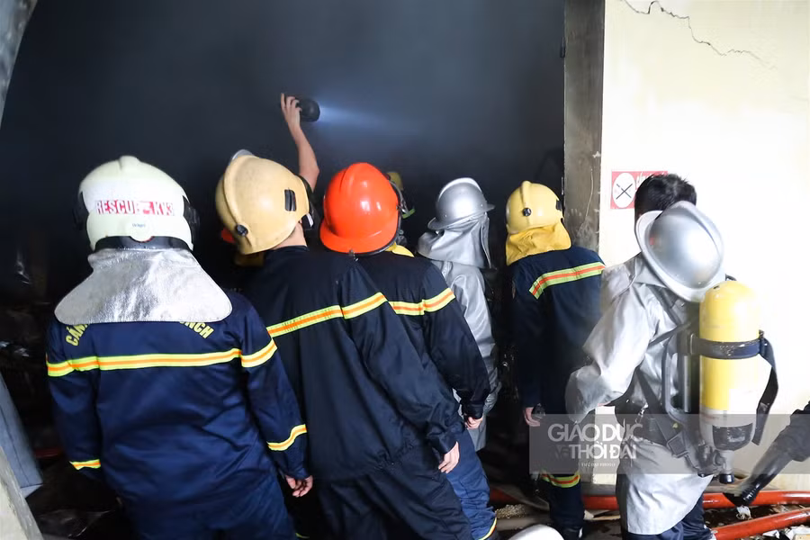 Hà Nội: Cháy lớn xưởng may mặc, cột khói cao hàng trăm mét ảnh 8