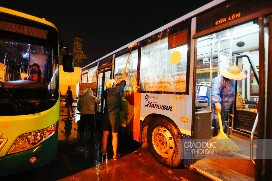Cận cảnh "tắm" khử khuẩn cho xe buýt ảnh 9