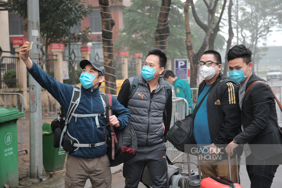 Hà Nội: Đoàn xe buýt đưa hàng trăm người hoàn thành cách ly trở về địa phương ảnh 16