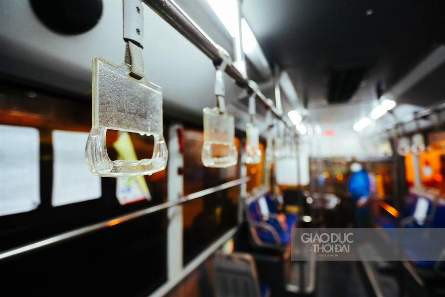 Cận cảnh "tắm" khử khuẩn cho xe buýt ảnh 11