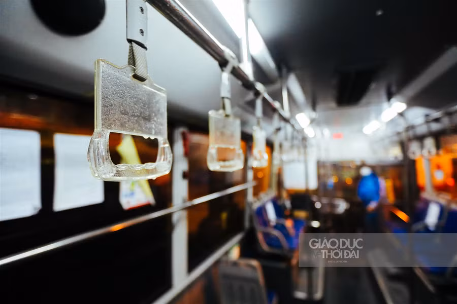 Cận cảnh "tắm" khử khuẩn cho xe buýt ảnh 11