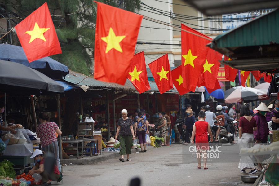 Hà Nội rực rỡ cờ chào mừng các ngày lễ lớn của đất nước ảnh 11