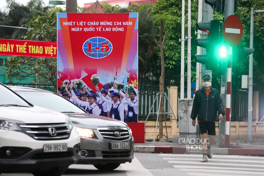 Hà Nội rực rỡ cờ chào mừng các ngày lễ lớn của đất nước ảnh 6