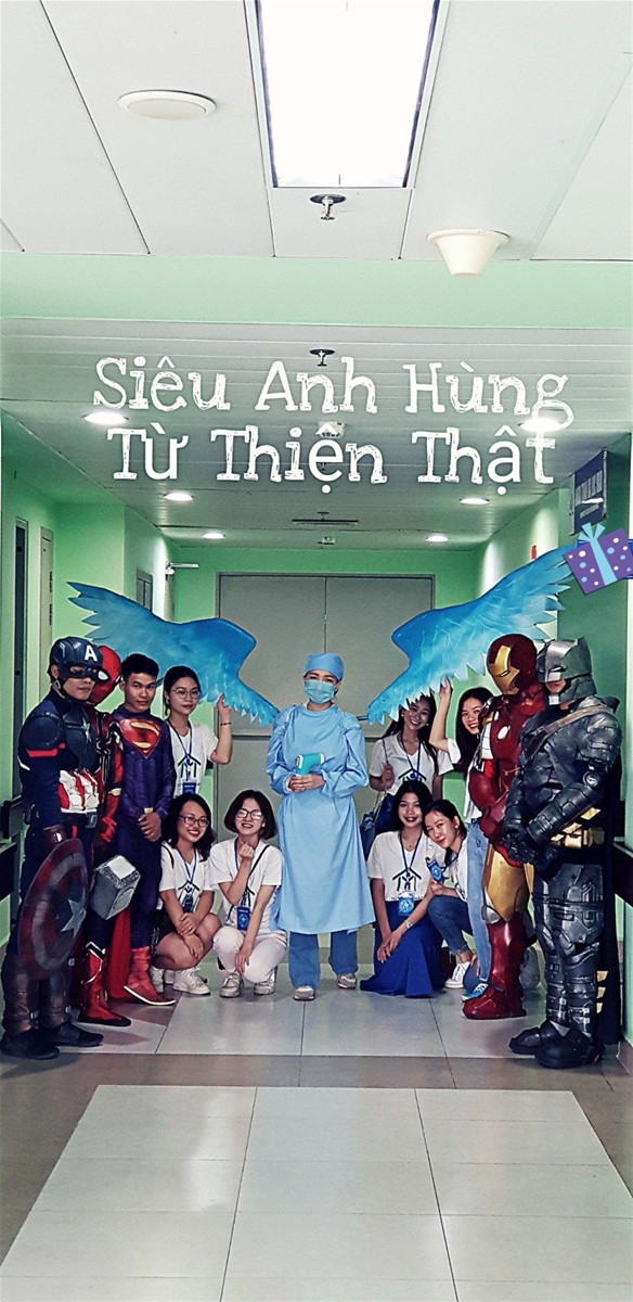 "Biệt đội siêu anh hùng" tặng quà những em nhỏ đặc biệt trong ngày 1/6 ảnh 1