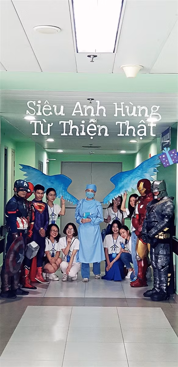 "Biệt đội siêu anh hùng" tặng quà những em nhỏ đặc biệt trong ngày 1/6 ảnh 1