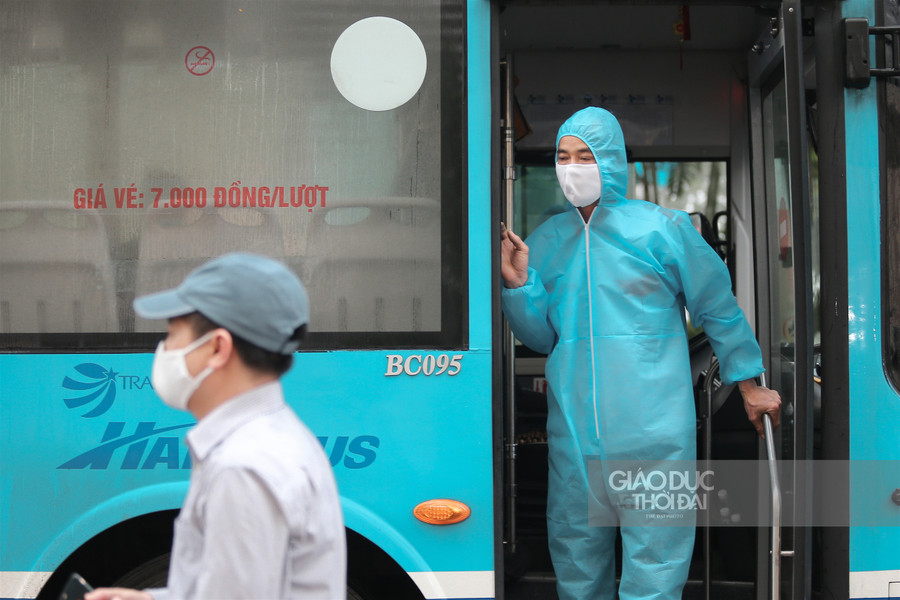 Hà Nội: Đoàn xe buýt đưa hàng trăm người hoàn thành cách ly trở về địa phương ảnh 13