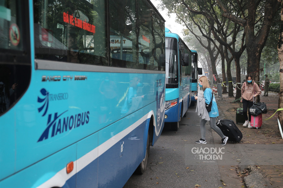 Hà Nội: Đoàn xe buýt đưa hàng trăm người hoàn thành cách ly trở về địa phương ảnh 4