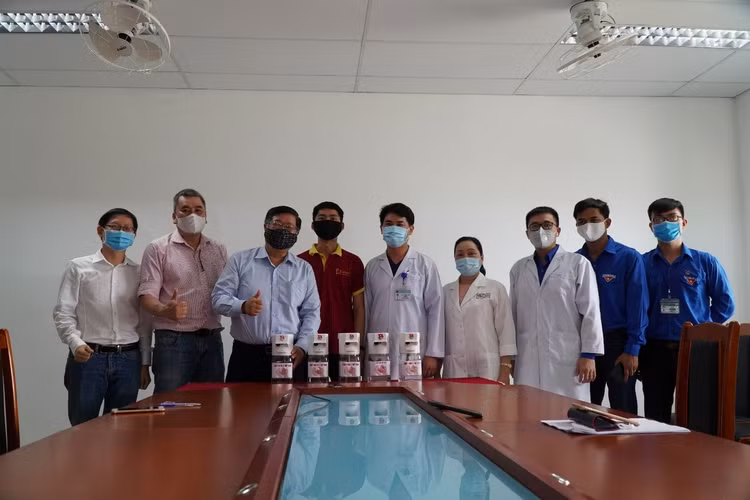 Trường Đại học bàn giao máy rửa tay sát khuẩn tự động cho Bệnh viện Đà Nẵng ảnh 2