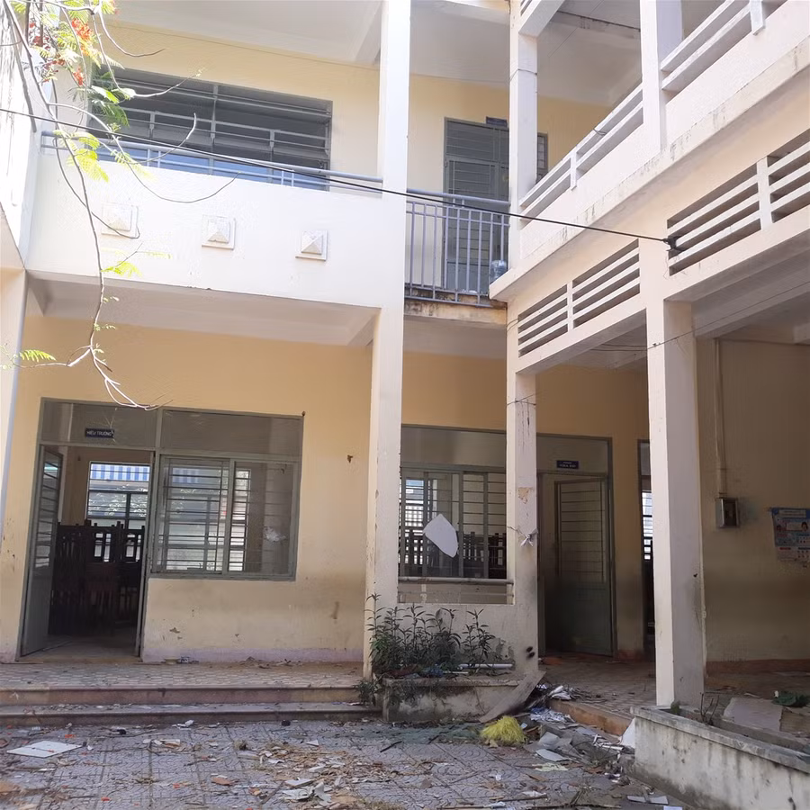 Phụ huynh trường THCS Trưng Vương (Đà Nẵng) bức xúc vì địa điểm thuê làm cơ sở dạy học xuống cấp, nhếch nhác ảnh 1