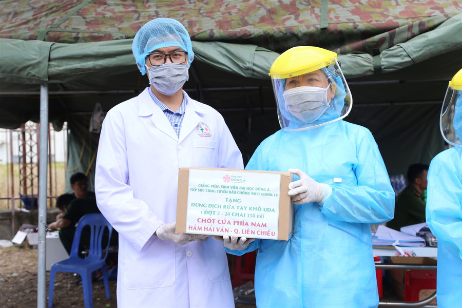 Trường đại học tặng dung dịch sát khuẩn cho các cơ sở y tế tỉnh Khánh Hòa ảnh 1