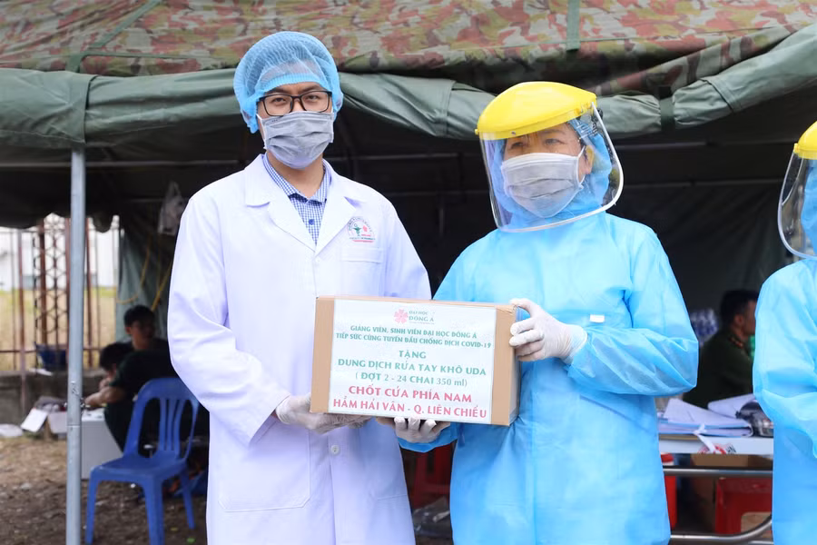 Trường đại học tặng dung dịch sát khuẩn cho các cơ sở y tế tỉnh Khánh Hòa ảnh 1