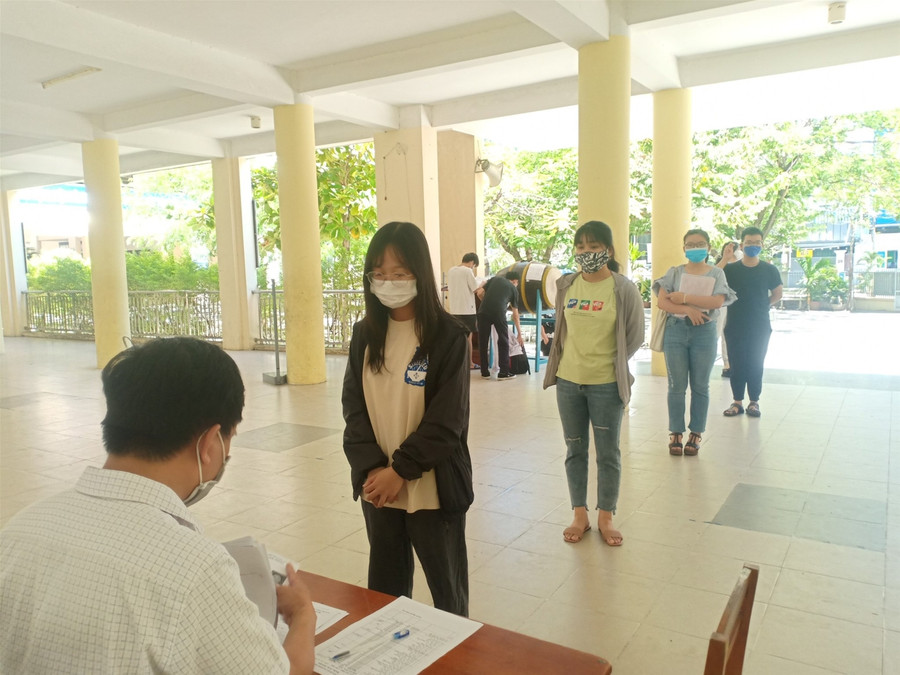 Thầy giáo vùng "tâm dịch" khuyên thí sinh lạc quan để lan tỏa năng lượng tích cực ảnh 1 Thầy giáo vùng "tâm dịch" khuyên thí sinh lạc quan để lan tỏa năng lượng tích cực ảnh 1