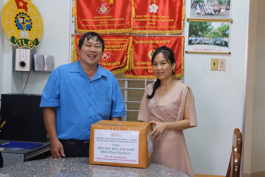 Trường đại học tặng dung dịch sát khuẩn cho các cơ sở y tế tỉnh Khánh Hòa