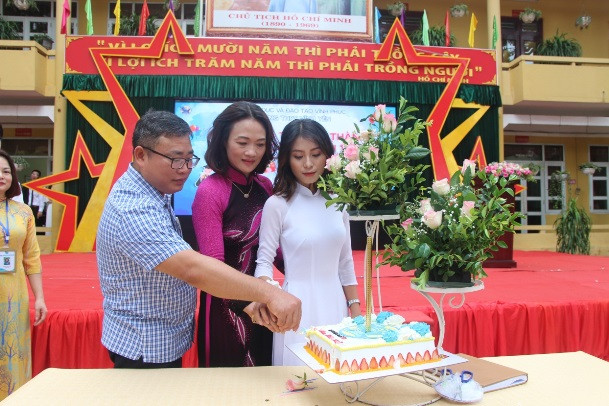 “Hoa cài ngực trái” – Lễ tri ân đặc biệt của học sinh Vĩnh Phúc ảnh 7 “Hoa cài ngực trái” – Lễ tri ân đặc biệt của học sinh Vĩnh Phúc ảnh 7
