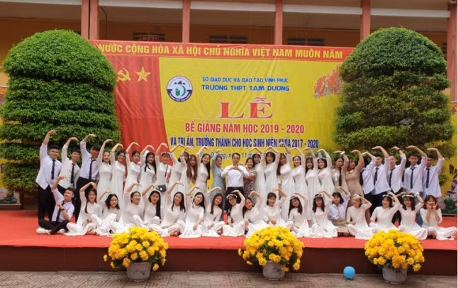 “Hoa cài ngực trái” – Lễ tri ân đặc biệt của học sinh Vĩnh Phúc ảnh 4