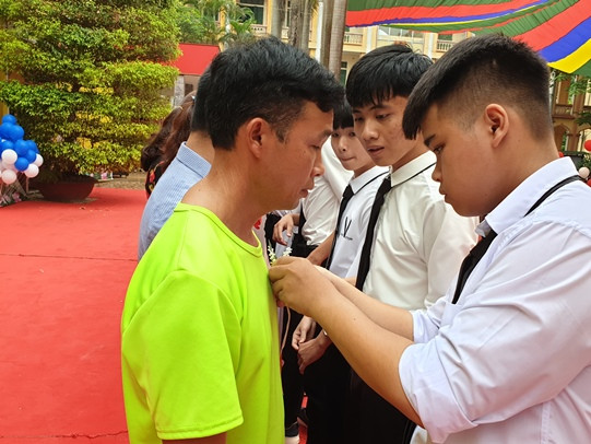 “Hoa cài ngực trái” – Lễ tri ân đặc biệt của học sinh Vĩnh Phúc ảnh 5 “Hoa cài ngực trái” – Lễ tri ân đặc biệt của học sinh Vĩnh Phúc ảnh 5