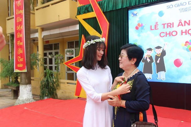 “Hoa cài ngực trái” – Lễ tri ân đặc biệt của học sinh Vĩnh Phúc ảnh 2 “Hoa cài ngực trái” – Lễ tri ân đặc biệt của học sinh Vĩnh Phúc ảnh 2