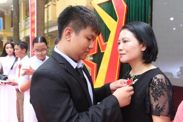 “Hoa cài ngực trái” – Lễ tri ân đặc biệt của học sinh Vĩnh Phúc ảnh 8 “Hoa cài ngực trái” – Lễ tri ân đặc biệt của học sinh Vĩnh Phúc ảnh 8