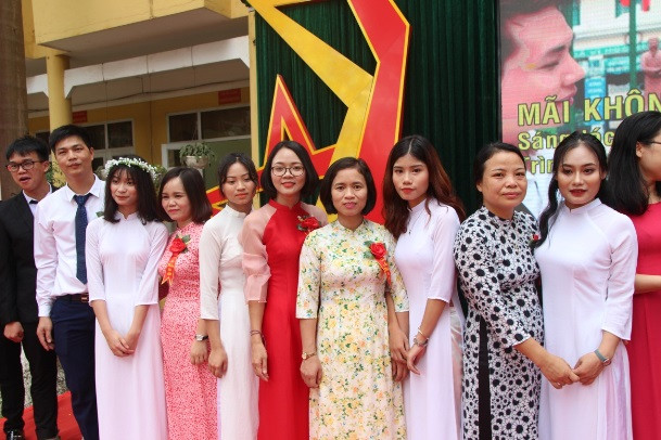 “Hoa cài ngực trái” – Lễ tri ân đặc biệt của học sinh Vĩnh Phúc ảnh 10 “Hoa cài ngực trái” – Lễ tri ân đặc biệt của học sinh Vĩnh Phúc ảnh 10