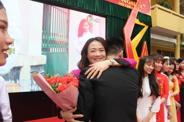 “Hoa cài ngực trái” – Lễ tri ân đặc biệt của học sinh Vĩnh Phúc ảnh 9 “Hoa cài ngực trái” – Lễ tri ân đặc biệt của học sinh Vĩnh Phúc ảnh 9
