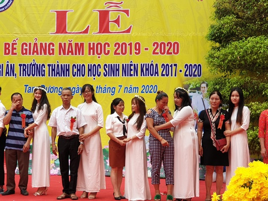 “Hoa cài ngực trái” – Lễ tri ân đặc biệt của học sinh Vĩnh Phúc ảnh 6 “Hoa cài ngực trái” – Lễ tri ân đặc biệt của học sinh Vĩnh Phúc ảnh 6